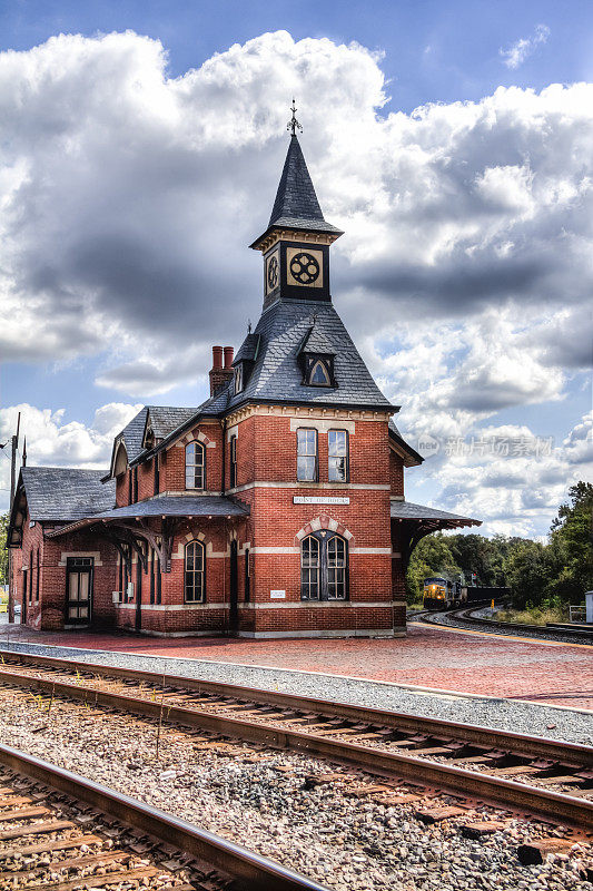 Old Point of Rocks Station With Train coming——HDR